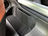 荷室の側面に設けられた収納スペースは、小物を分けて置くのに便利です。荷物の整理に役立つ場所があり、日常の持ち物を車内でまとめておけます。