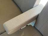 アームレストを使うことで運転中の腕や肩の疲労を軽減し、よりリラックスして運転に集中できます♪