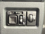 【電動格納ミラー】サイドミラーは電動格納式となっており、狭い駐車場でもキズがつくリスクを抑えられます。