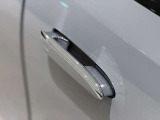 メルセデス・ベンツのボディ構造には衝撃吸収スペースをわざと確保することで万が一ぶつかった際の衝撃を瞬時に逃がします。さらにその中には頑丈なフレームがあり車内に危険物が侵入しない構造になっております。