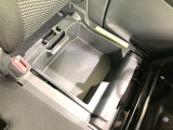 【シートアンダーボックス】シートの下に大容量の収納スペースが備わっており、靴や洗車グッズなど、外から見られたくないものをすっきり収納できて便利!