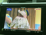 映像を表示できる画面を備え、停車中のひと休みや待ち時間にも楽しみが広がります。画面サイズも見やすく、車内で過ごす時間をより充実させたい方にうれしい装備です。