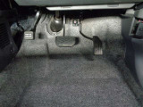 この車輌の清掃風景です!!シートを取り外して徹底洗浄!!細かなほこりやしみついた汗など、前使用者の痕跡を除去します