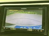 車両後方の様子を画面で確認でき、駐車時の後方確認をサポートします。周囲の状況を目で確かめながら、落ち着いて駐車操作を行いたい方に便利です。