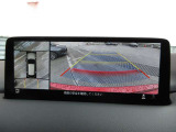 車両の前後左右にある4つのカメラを合成することで、まるでご自身のクルマを空から見ているような俯瞰での映像を映し出してくれます。バック時ももちろんのこと、前進時に視界の悪い交差点でも役に立ちますね。