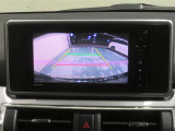車両後方の映像を映すバックモニター。進路を確認しながら安全に車庫入れできます。