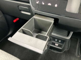運転席前方にも小物入れがありとっても便利です♪
