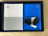 メンテナンスノート【点検整備記録簿・保証書】、取説も揃ってます。スマートキーはバッグなどにしまったままボタン操作でエンジン始動・停止やハイブリッドシステムの起動や停止ができて大変便利です