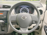 インテリアに合わせたデザインのステアリングは、運転される方のことも考え、運転しやすい形状、大きさです。是非一度、実際に触ってお確かめください。