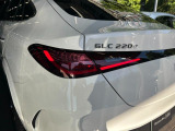 メルセデス・ベンツ[認定中古車]は、メルセデス・ベンツ日本株式会社が認定する中古車保証制度が適用される中古車です。これは正規販売店のみの特典です。