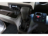 インパネシフトだから視線の移動も少なく足元もスッキリ♪運転席もゆったりしているのでゆとりを持ってドライブできますね!