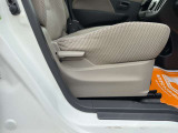 毎日過ごす運転席は要チェック。シートのへたり・擦れ、視界のイメージまで伝わる重要ポイント。