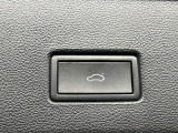 ●電動リアゲート:ワンタッチでリアゲートの開閉ができ、荷物などで両手が塞がっている状態でも簡単に開閉ができる便利機能です。