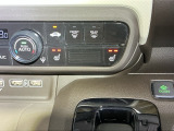 運転席/助手席シートヒーターで寒い日もすぐに温かくなり快適に過ごせます。2段階の温度調整が可能です