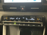左右独立温度コントロールフルオートエアコンです。運転席、助手席それぞれで独立して温度設定ができます。冷え性の方が乗っても安心ですね♪