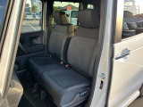 助手席と運転席はゆったりと座れるベンチシートタイプになっています。