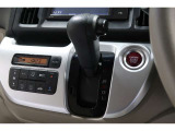 インパネシフトだから視線の移動も少なく足元もスッキリ♪運転席もゆったりしているのでゆとりを持ってドライブできますね!