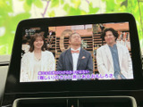 テレビ番組を表示できる画面を備え、停車中に映像やテレビを視聴したい場面で活用できます。画面の表示が見やすく、休憩時間などに番組を楽しめる便利な装備です。