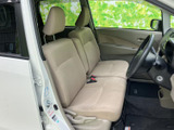 明るい色合いのシートとドアトリムで、運転席まわりもすっきりとした印象です。前方の視界が広く、乗り降りの際にも室内全体を見渡しやすい空間です。
