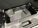 トランク下の収納スペースでございます。