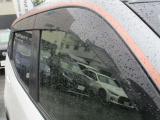 車内換気に役に立つドアバイザー。