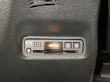 ハンドルの左下にETCがついています。高速道路の料金所の通過も楽々です!。 カードの取り出しもしやすい場所についています。