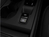 軽いタッチの電気式サイドブレーキとオートサイドブレーキが装備されます。