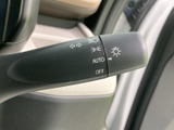 方向指示や灯火類の操作を手元で行えるレバーです。表示が見やすく、AUTOとOFFの表記も確認できるため、状況に応じた切り替えを把握しやすく、日常の運転を支えます。