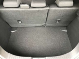 ラゲージルーム!後ろのシートは片方ずつ倒せます。乗る人や積む荷物に応じてアレンジが可能ですので多彩に使えてとても便利です。