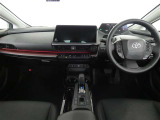 運転席・助手席を入れたインストルメントパネル全体画像です。