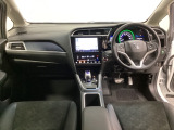 車内は光触媒抗菌消臭施工済です。スタイリッシュなデザインでスポーティなインパネ周りを演出します。グローブボックスやカップホルダーのほかにトレーなどたくさんの収納スペースが付いています。