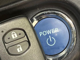 【スマートキー】カバンやポケットに入れたままでもドアの施錠・解錠が可能なスマートキーを装備。エンジンのオン・オフ時もカギを取り出す必要が無いからとっても便利です♪
