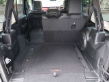 前方にすべて倒して頂くと大容量のラゲッジスペースが生まれます。