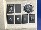 【パワースライドドア】スマートキーや運転席のスイッチでスライドドアの開閉が可能♪電動だから力を入れてドアを開ける必要が無く、小さいお子様でも、重い荷物を持っている時もラクに開け閉めできます♪