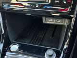 エアコン操作パネル下のスペースに、スマートフォンを置くだけで手軽に充電できるワイヤレスチャージ機能を装備。