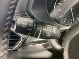 レバーをAUTOの位置にしているとき、レインセンサーが雨を感知すると、雨量に応じてワイパーが自動で作動してくれるオートワイパーを装備!設定変更で非作動にすると、間欠作動に固定されます。