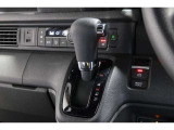 インパネシフトだから視線の移動も少なく足元もスッキリ♪運転席もゆったりしているのでゆとりを持ってドライブできますね!