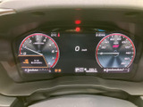 左右のメーターと中央の表示部に情報がまとまり、運転に必要な表示を確認しやすいレイアウトです。速度や警告表示などを視線の先で把握しやすく、日々の運転を支えます。