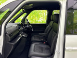 前席は体を預けやすい形状のシートが並び、運転席から前方や左右の様子を確認しやすい空間です。落ち着いた色調で統一され、日々の移動でもくつろいでお過ごしいただけます。