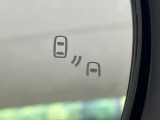 【ブラインドスポットモニター】走行中、ドアミラーの死角になりやすい箇所に後続車が接近するとサイドミラー付近に警告を表示、ドライバーに注意喚起をしてくれます。