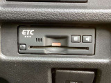 ETCももちろん搭載。いちいち料金所で停車する必要なんて当然ないです。スムーズにストレスなくドライブをお楽しみください。(※支払総額にセットアップ費用は含まれておりません。)
