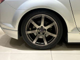 ENKEIのパフォーマンスライン PF07・18インチホイールを装着。太めの7本スポークと中央へ落ち込む立体的な造形が特徴です。シルバーの車体に濃色の足元が映え、外観を引き締めます。