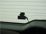 ◆リアにもドライブレコーダーを装備しております◆映像・音声などを記録する自動車用の装置です。もしもの事故の際の記録はもちろん、旅行の際の思い出としてドライブの映像を楽しむことができます。