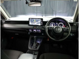 デザインもよく、居心地のよい運転席ですね。分かりやすいスイッチ類ですから操作もしやすく運転をサポートします。ぜひご来店いただき、実際にお座りいただいてステアリングを握ってみてください!