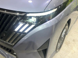 【LEDヘッドライト】悪天候や夜間走行時も良好な視界を確保し安心して運転できる高輝度LEDヘッドライトを装備!点灯速度が早く、消費電力も抑えられています。