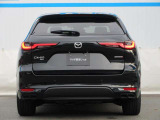堂々とした佇まいとワイド感を強調したCX-60のリアビュー。特徴的なLEDテールランプが先進性と高い質感を演出します。「引き算の美学」が息づく、洗練された美しい後ろ姿を見る度に高揚感を得られます。