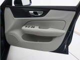 運転席ドアの全景です。キャビンを彩るすべてのものに、機能を形にした美しさが備わっています。