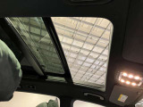 パノラミックルーフで明るい車内と開放感あるドライブをお楽しみいただけます。