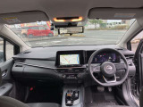 すっきりした運転席周りにはナビやエアコンの操作パネルを設置しておりますので、お一人での運転でもご安心できます。