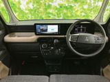 前席は視界が広く、運転席から前方や周囲を確認しやすいレイアウトです。落ち着いた色合いのシートとすっきりした足元で、毎日の移動も快適に過ごせます。